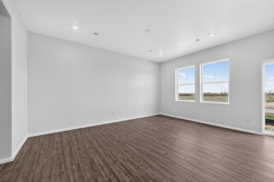 Spacious, unfurnished interior of a new home in Lake Bluff, Greeley (Image 10).