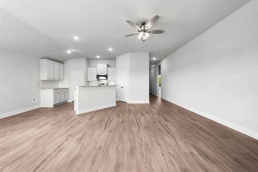 Spacious, unfurnished interior of a new home in Fox Landing, Caddo Mills (Image 25).