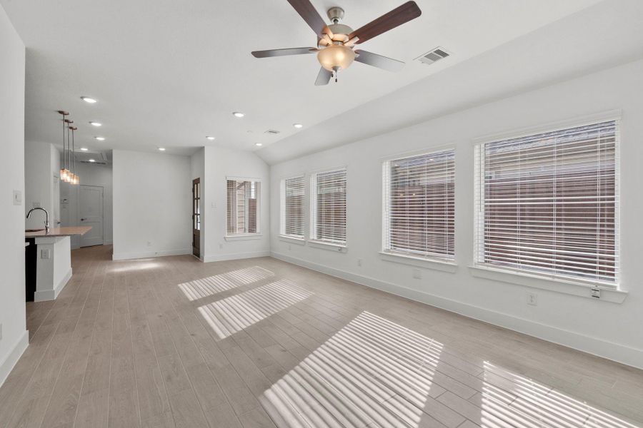 Spacious, unfurnished interior of a new home in Meridiana, Iowa Colony (Image 19).