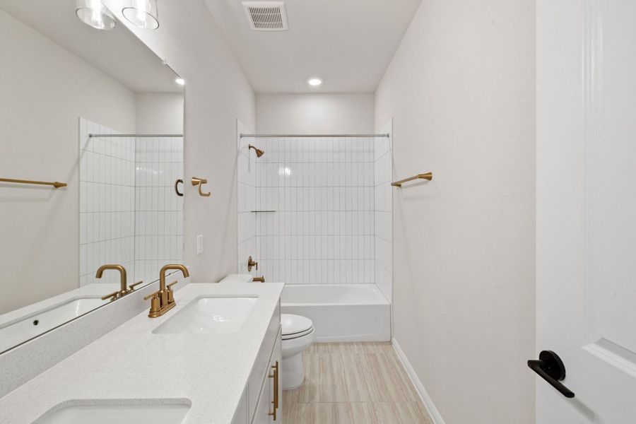 Representative furnished interior of a home built from the Ashlyn by Ashton Woods in Provence, Austin (Image 17).