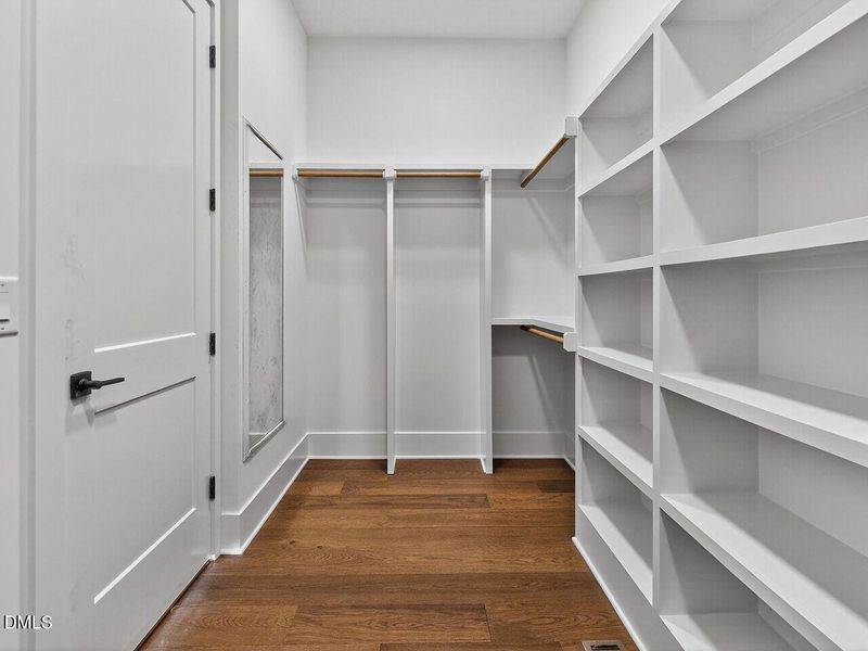 022-1280x960-closet