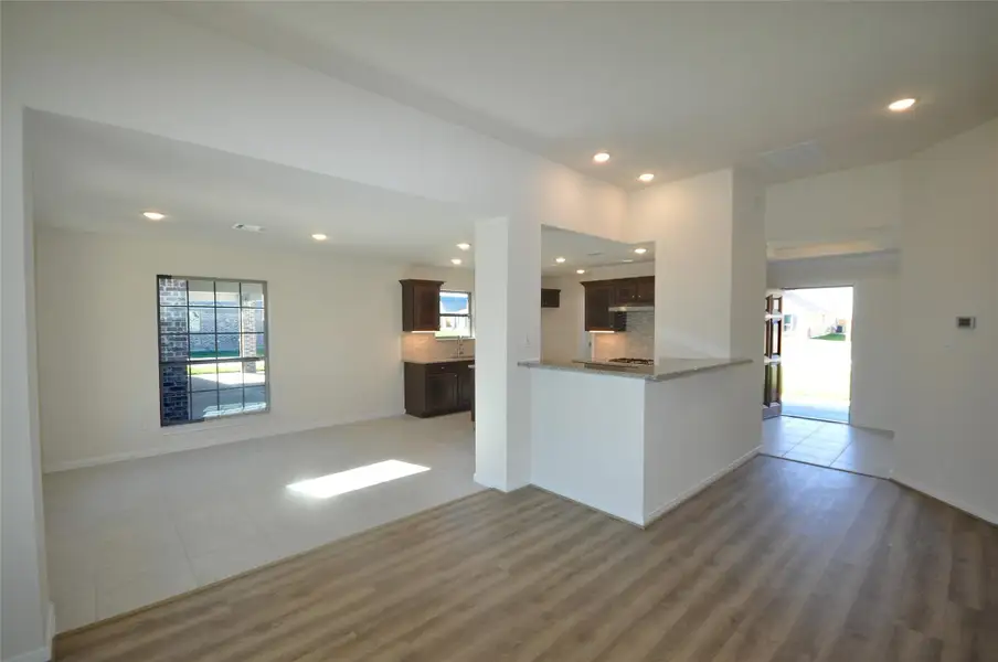 Spacious, unfurnished interior of a new home in Pedregal, League City (Image 16).
