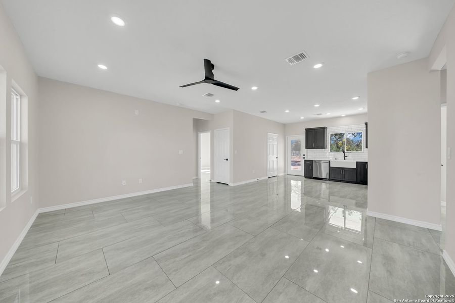 Spacious, unfurnished interior of a new home in , Natalia (Image 21).