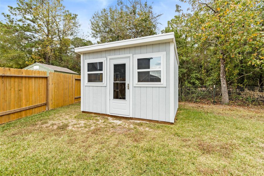 Exterior details and patio area of a home in Marie Village, Conroe (Image 6).