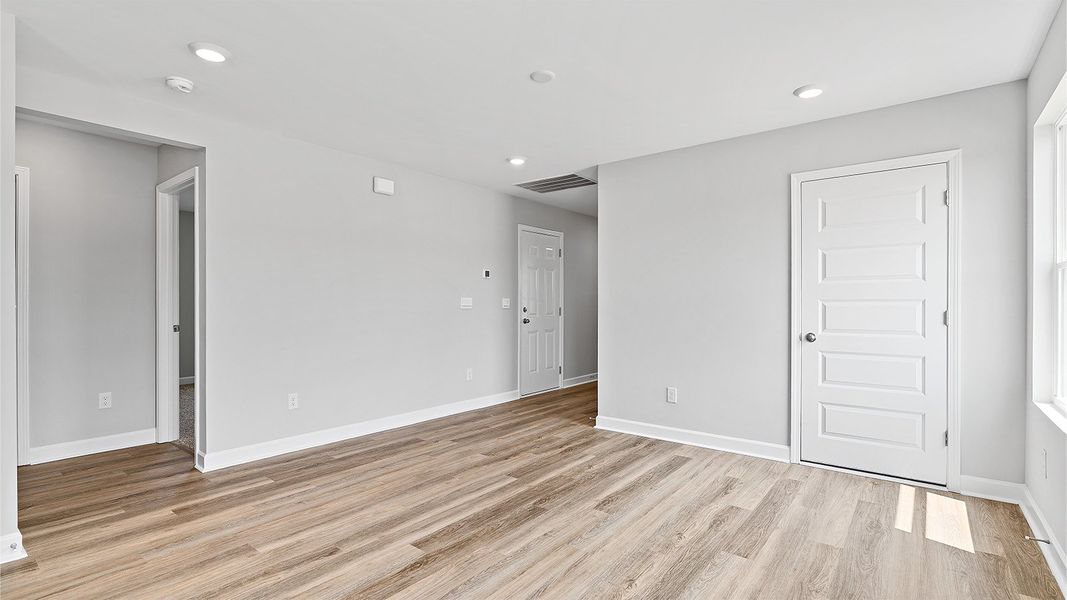 Spacious, unfurnished interior of a new home in Colonial East, Panama City Beach (Image 18).