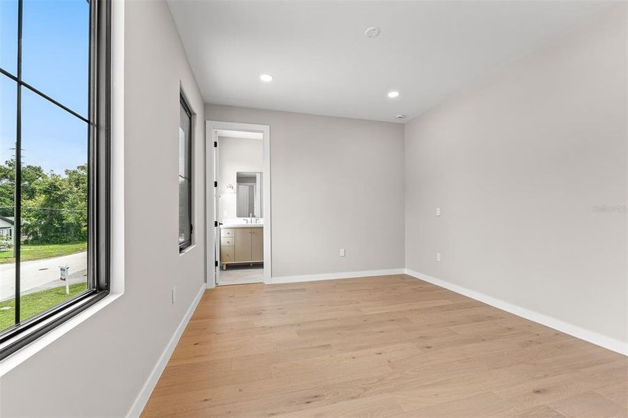 Spacious, unfurnished interior of a new home in , Orlando (Image 25).
