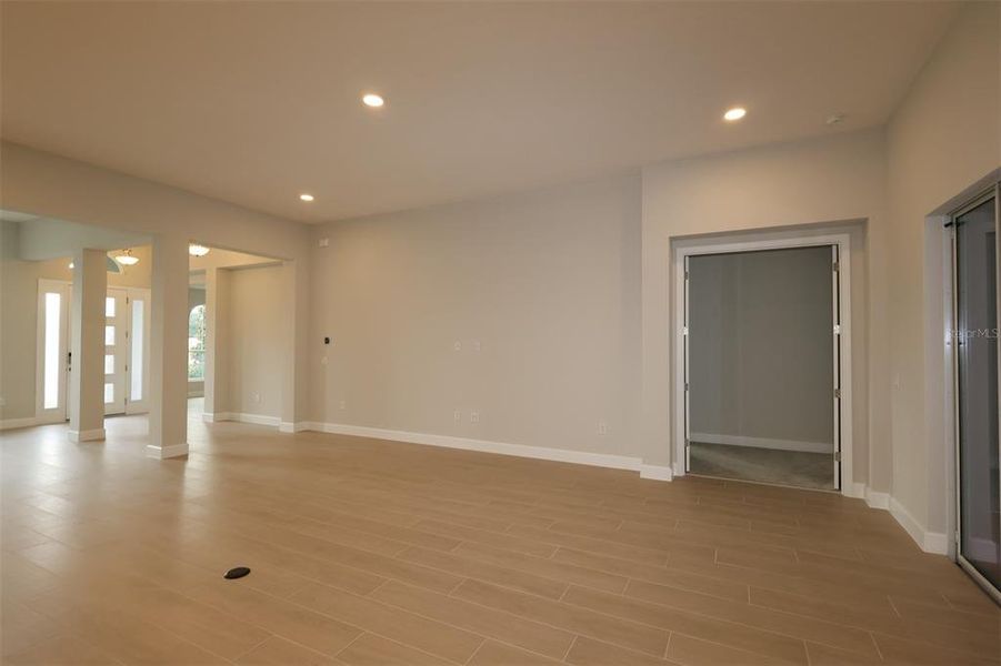 Spacious, unfurnished interior of a new home in Willow Run, Apopka (Image 11).