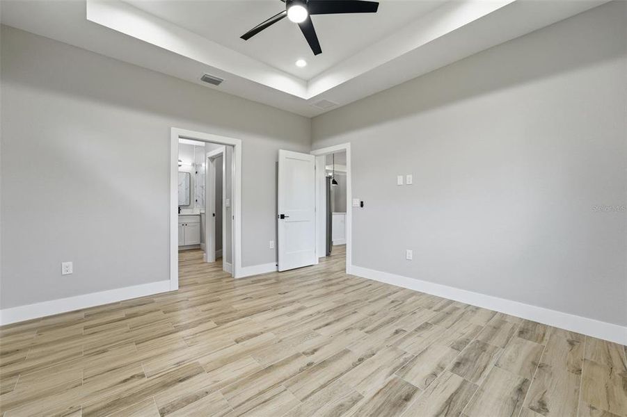 Spacious, unfurnished interior of a new home in , Port Charlotte (Image 26).