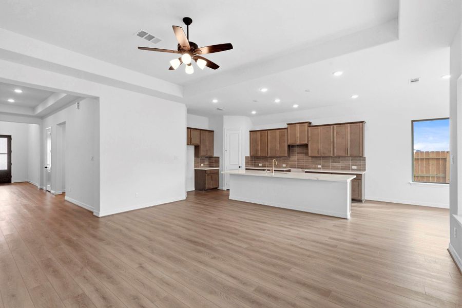 Spacious, unfurnished interior of a new home in Sunterra Lakes, Brookshire (Image 20).