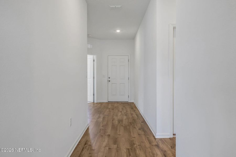Spacious, unfurnished interior of a new home in Diamond Springs, Jacksonville (Image 34).