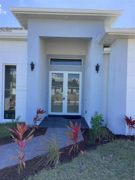 Exterior details and patio area of a home in , Cape Coral (Image 10).