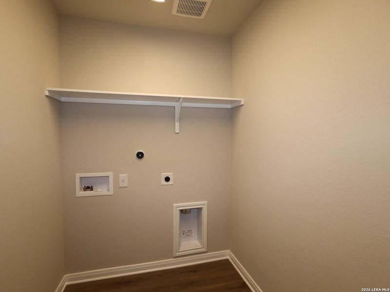 Spacious, unfurnished interior of a new home in Chaparral Ranch, Floresville (Image 25).