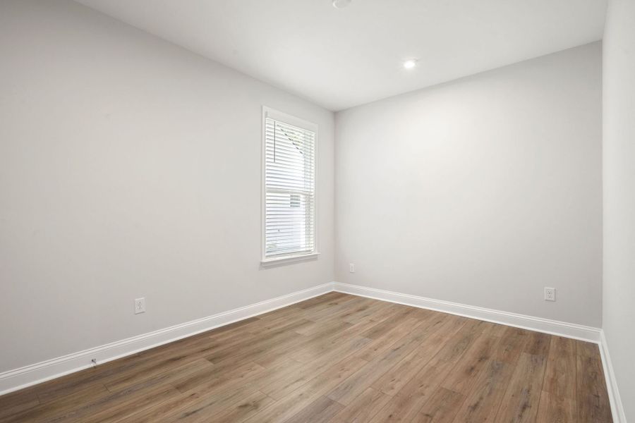 Spacious, unfurnished interior of a new home in Waterways, Richmond Hill (Image 55).