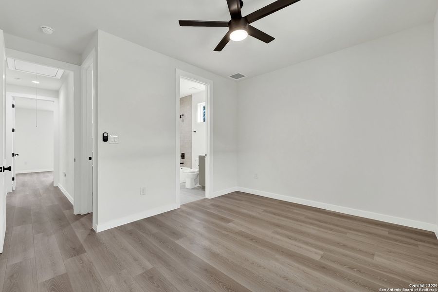 Spacious, unfurnished interior of a new home in , Canyon Lake (Image 31).