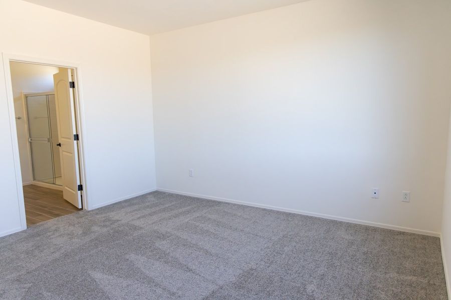 Spacious, unfurnished interior of a new home in Entrada Del Pueblo at Rancho Sahuarita, Sahuarita (Image 7).