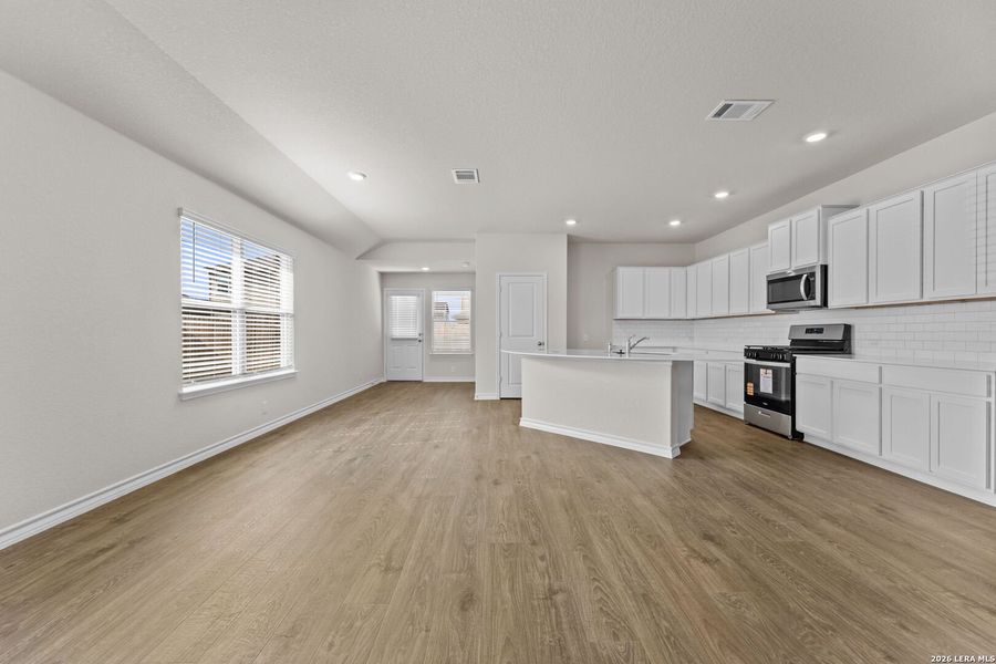 Spacious, unfurnished interior of a new home in Steele Creek, Cibolo (Image 17).