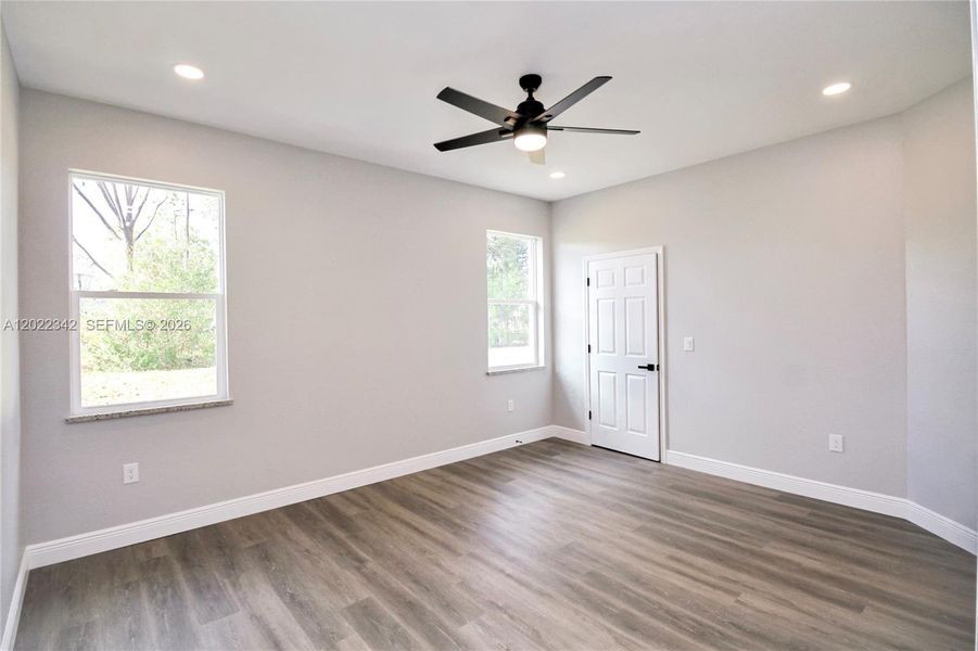 Spacious, unfurnished interior of a new home in , Sebring (Image 28).