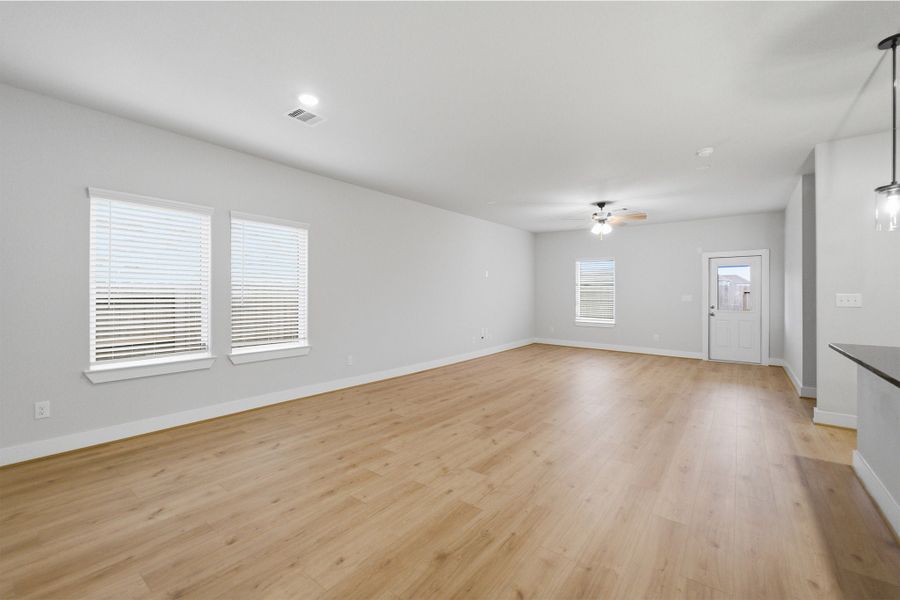 Spacious, unfurnished interior of a new home in Massey Oaks, Pearland (Image 16).