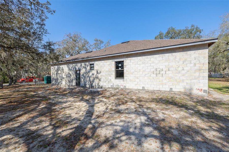 Exterior details and patio area of a home in , Kissimmee (Image 7).