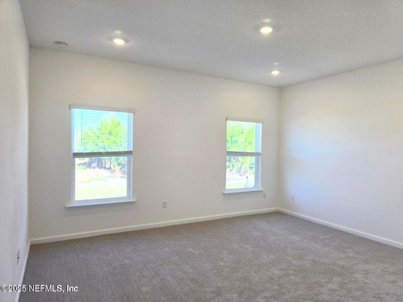 Spacious, unfurnished interior of a new home in , Green Cove Springs (Image 5).