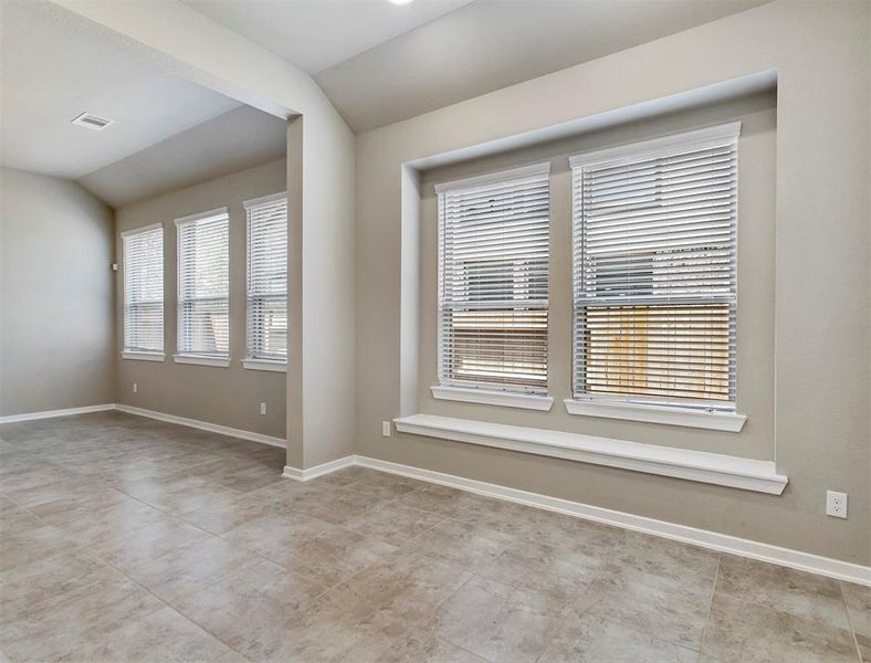 Spacious, unfurnished interior of a new home in Wood Leaf Reserve, Tomball (Image 20).