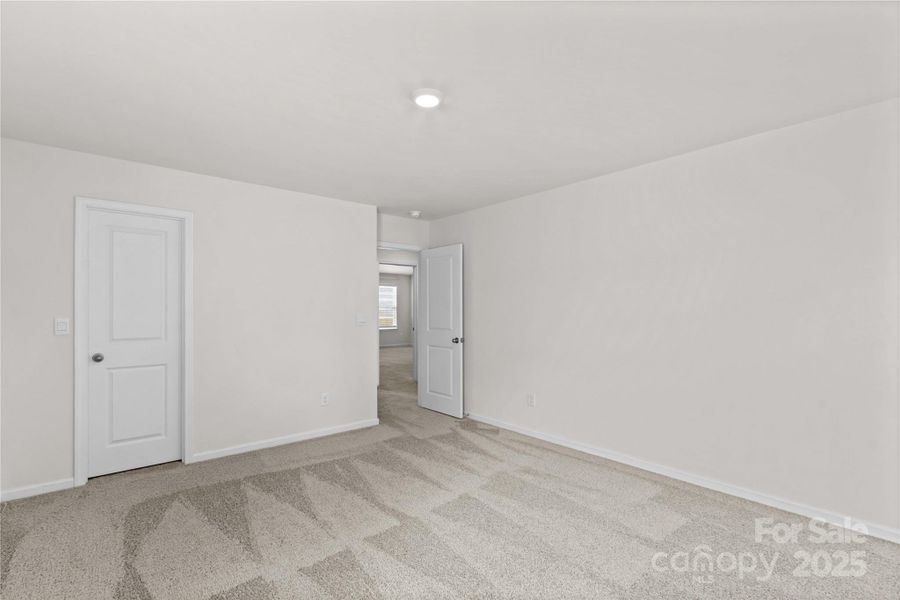 Spacious, unfurnished interior of a new home in Calvin Creek, Troutman (Image 20).
