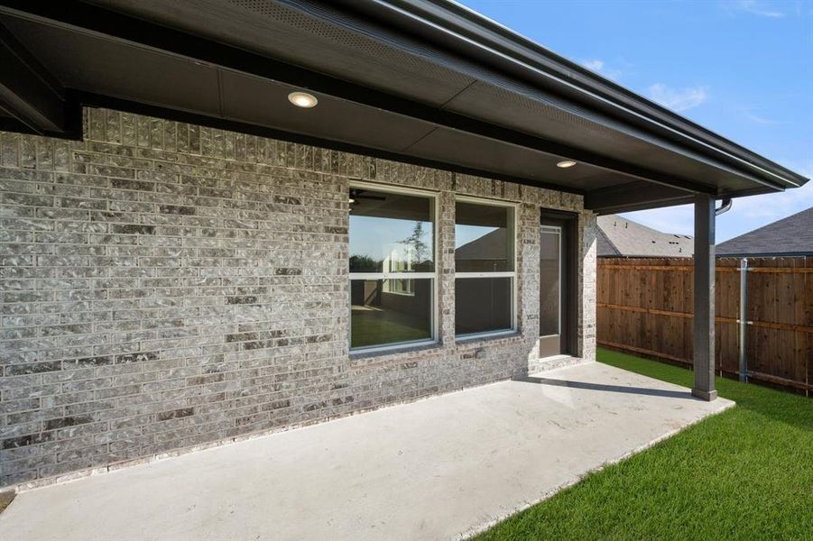 Exterior details and patio area of a home in Summer Crest, Fort Worth (Image 24).