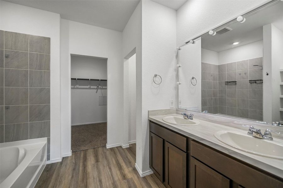 Ensuite bath with dual sinks Ensuite bath with dual sinks