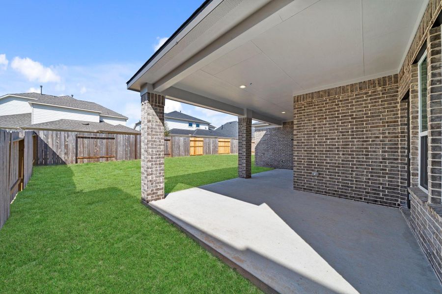 Exterior details and patio area of a home in Barton Creek Ranch, Conroe (Image 3).