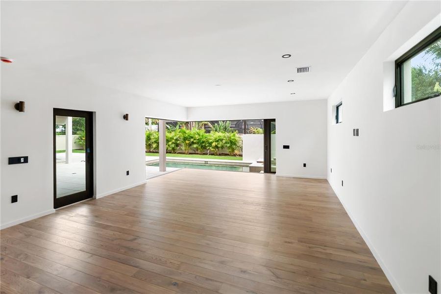 Spacious, unfurnished interior of a new home in , Sarasota (Image 19).