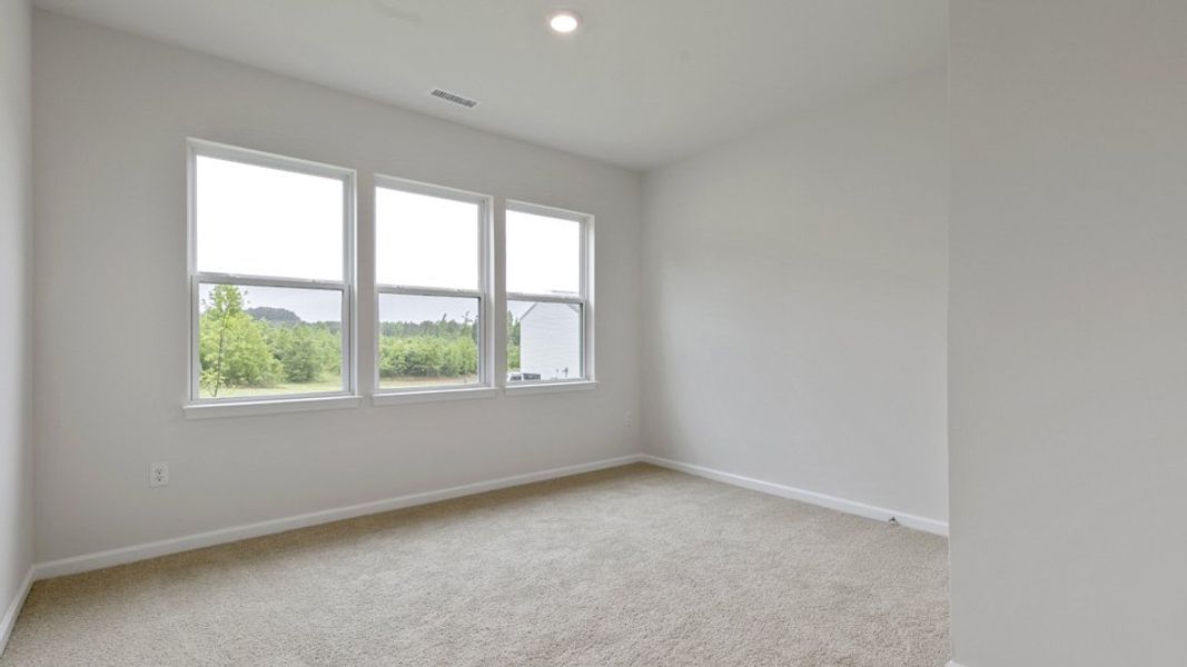 Spacious, unfurnished interior of a new home in East Ridge, Ayden (Image 26).
