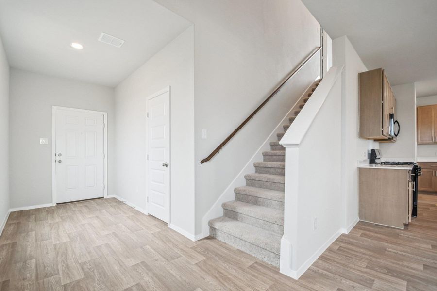 Spacious, unfurnished interior of a new home in Cloverleaf, Austin (Image 18).