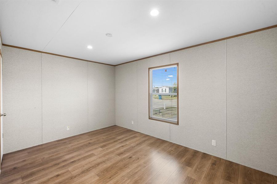 Spacious, unfurnished interior of a new home in , Navasota (Image 8).