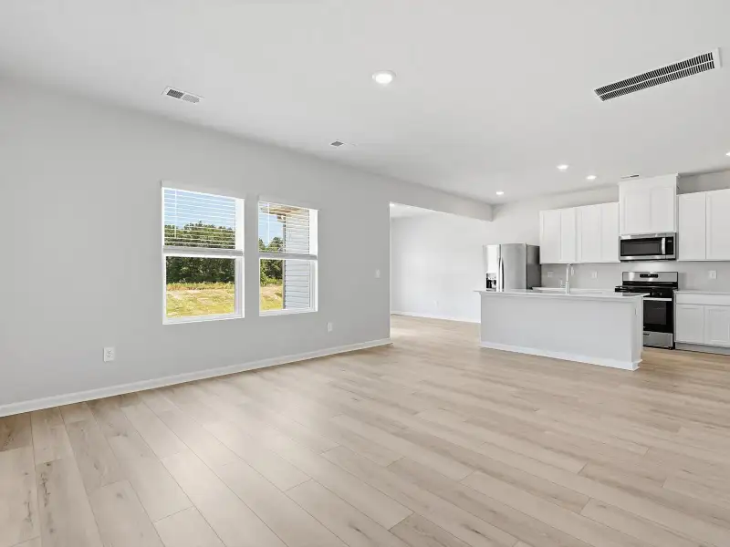 Spacious, unfurnished interior of a new home in Pleasant Brook, Greenville (Image 10).