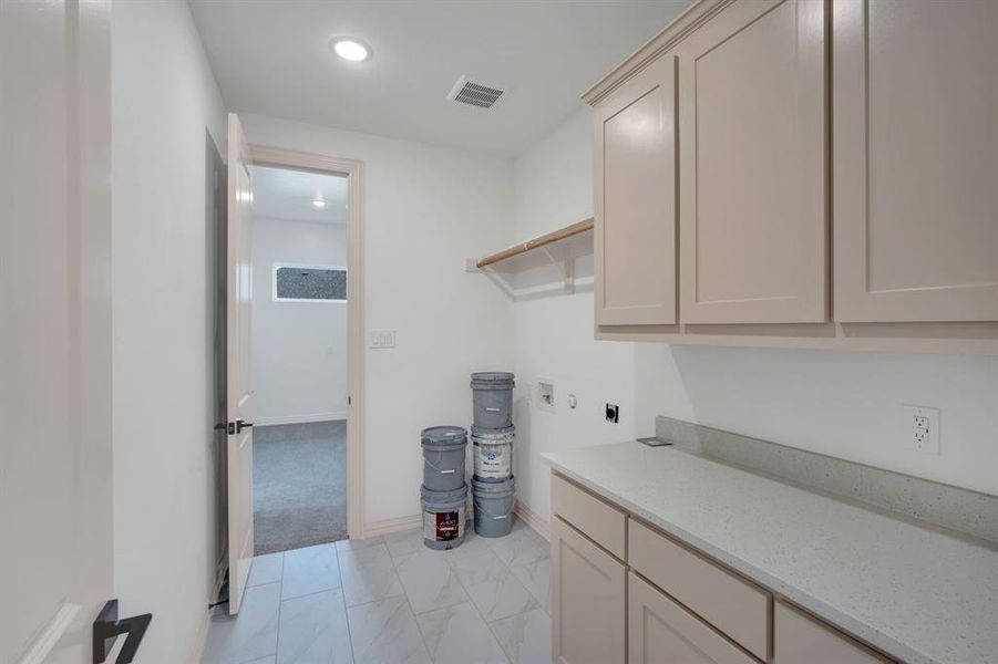 Furnished interior view inside a new home in , Waxahachie (Image 10).