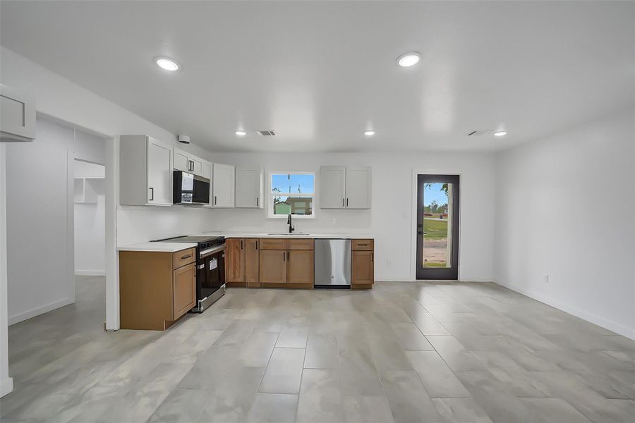 Furnished interior view inside a new home in , Conroe (Image 7).
