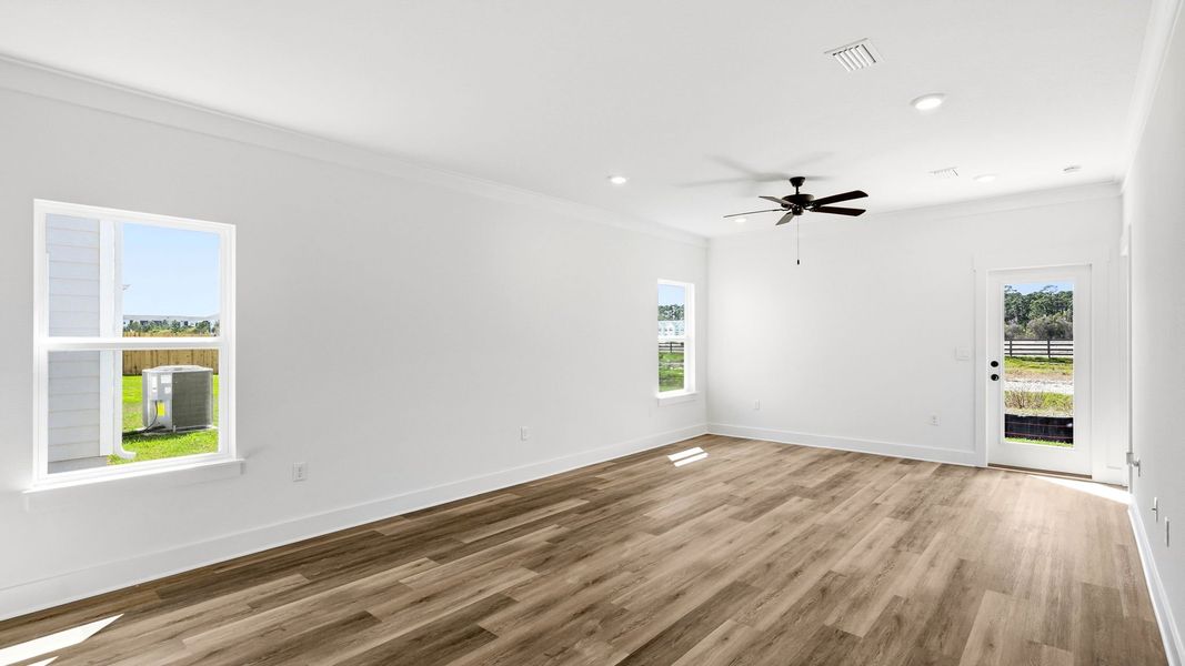 Spacious, unfurnished interior of a new home in Colonial East, Panama City Beach (Image 10).