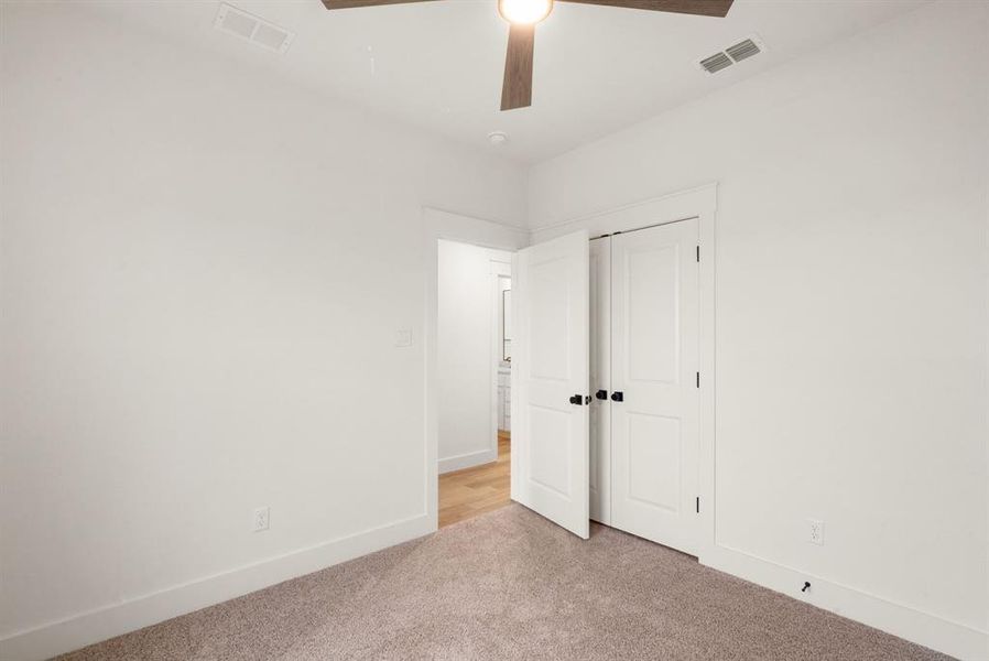 Spacious, unfurnished interior of a new home in , Lipan (Image 24).