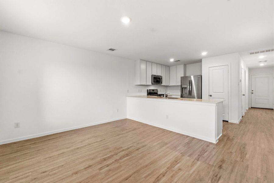 Spacious, unfurnished interior of a new home in Tavola, New Caney (Image 15).
