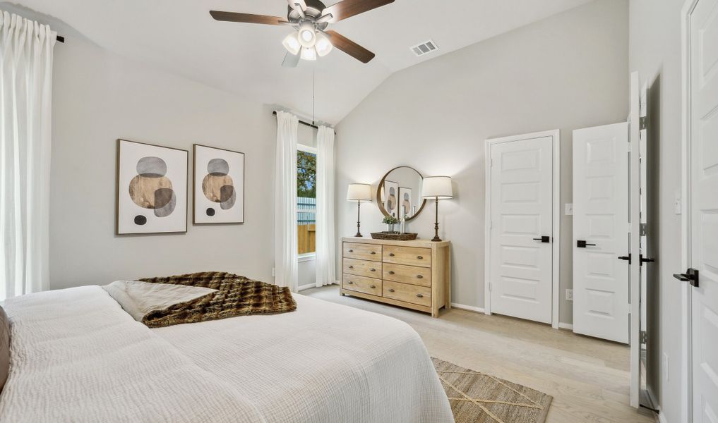 Owner's suite with ceiling fan