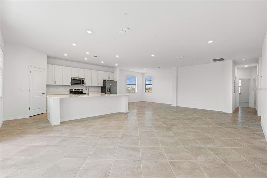 Spacious, unfurnished interior of a new home in Legends Cove, Bradenton (Image 17).