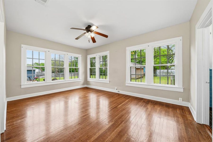 So many windows with natural light!