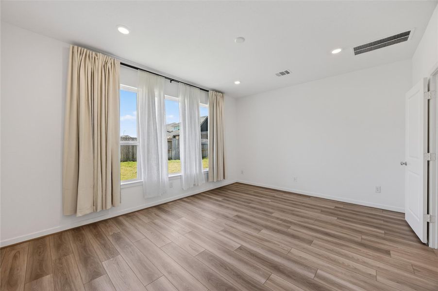 Spacious, unfurnished interior of a new home in Trillium, Richmond (Image 34).