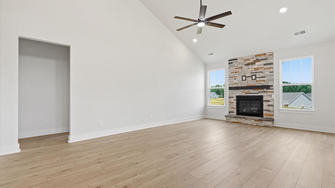 Highly skilled craftsmanship and modern elegance meet in this family room with soaring ceilings by DRB Homes Highly skilled craftsmanship and modern elegance meet in this family room with soaring ceilings by DRB Homes