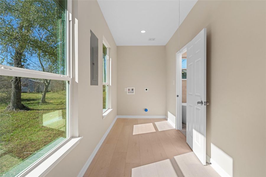 Bright, versatile room withwall-to-wall windows thatinvite the outdoors in. Idealfor an office, playroom, orsunroom.