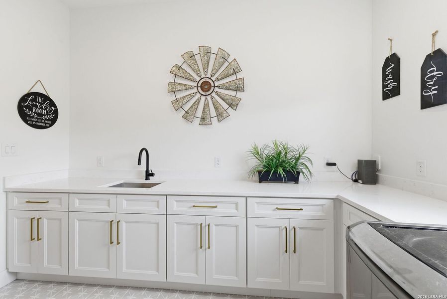 Furnished interior view inside a new home in , Bandera (Image 35).