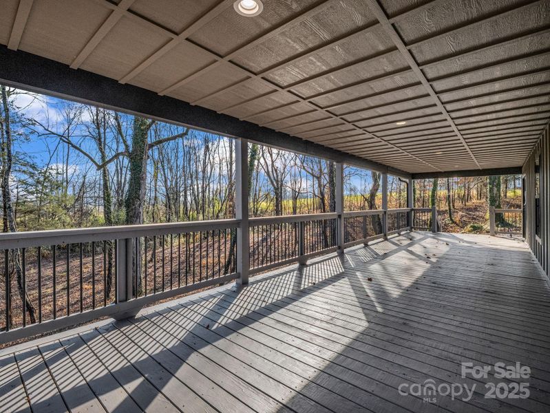 Exterior details and patio area of a home in , Nebo (Image 24).