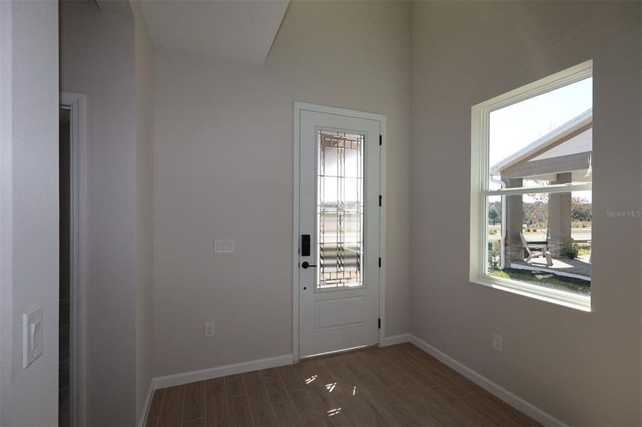 Spacious, unfurnished interior of a new home in Center Lake on the Park, St. Cloud (Image 8).