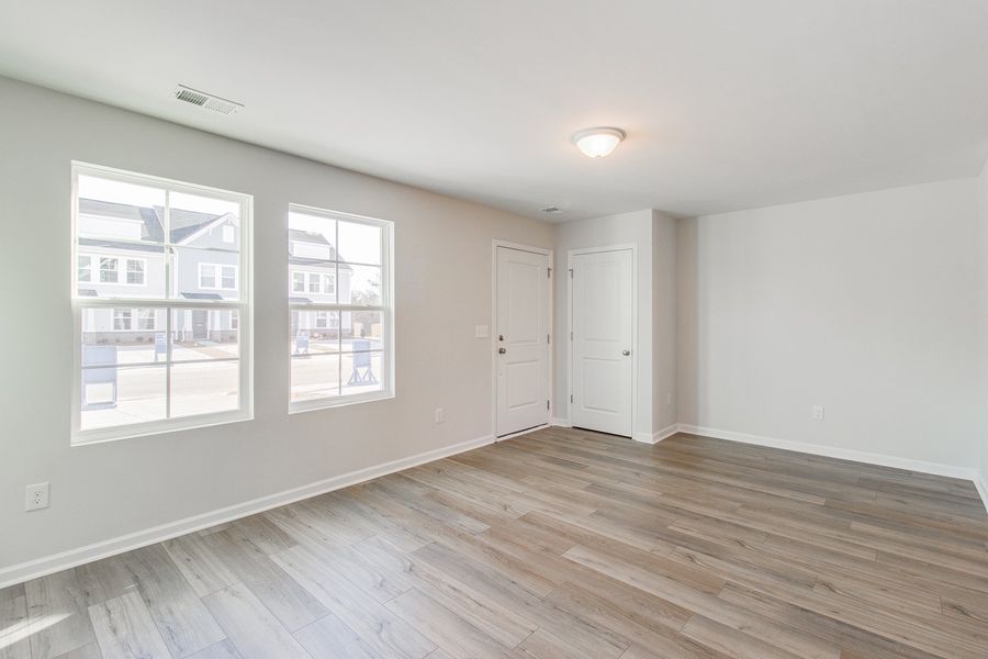 Spacious, unfurnished interior of a new home in Astoria, Columbia (Image 14).