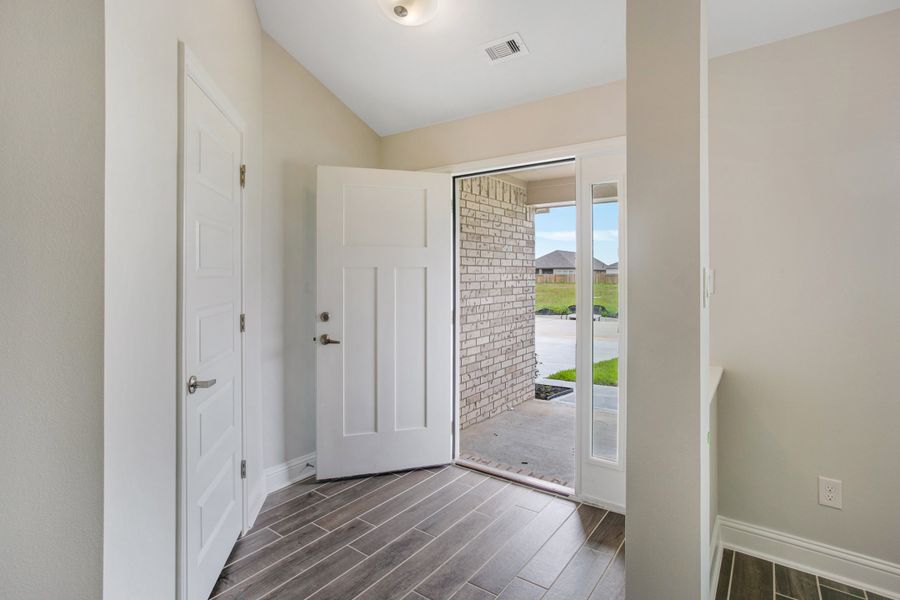 Spacious, unfurnished interior of a new home in Bayou Maison, Dickinson (Image 14).